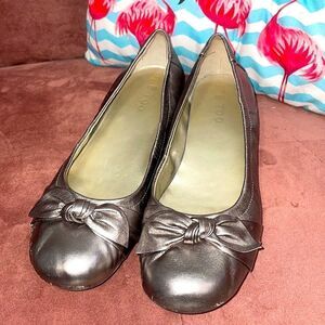Me too metallic flats with bow size 10
